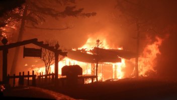 지난해 4월 4일 발생한 고성 속초지역 대형 산불로 2명 사망, 11명 부상의 인명피해와 1757헥타의 산림, 주택과 916곳의 시설물이 전소되는 피해를 입었다. 강원도 제공
