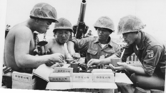 한국형 전투식량으로 식사하는 베트남 파병 장병들. 파병 초기에는 미군 C레이션만 보급돼 장병들의 원성이 자자했다. 서울신문 DB