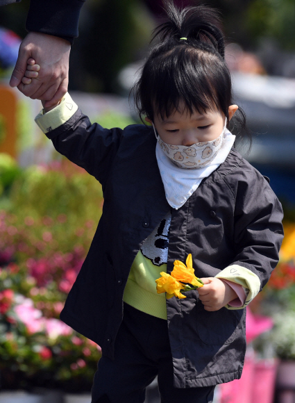 식목일인 5일 경기 하남시 초이동 도로변에 있는 화훼단지를 찾은 어린이가 손에 꽃을 들고 있다.2020.4.5 박윤슬 기자 seul@seoul.co.kr