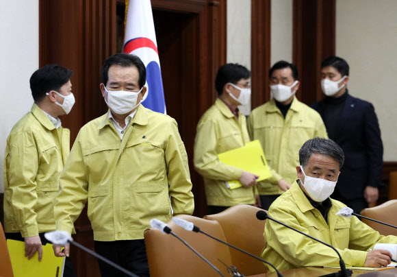 정세균 국무총리가 5일 오후 정부서울청사에서 열린 신종 코로나바이러스 감염증(코로나19) 대응 중앙재난안전대책본부 회의에 참석하기 위해 회의실로 들어서고 있다. 2020.4.5 연합뉴스