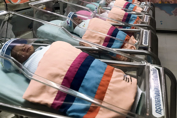 3일(현지시간) 태국 사뭇프라칸의 파올로 병원에서 신생아들이 코로나바이러스로부터 보호하기 위해 만들어진 얼굴 보호막을 착용하고 있다. AP 연합뉴스