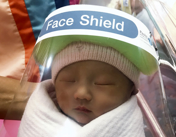 3일(현지시간) 태국 사뭇프라칸의 파올로 병원에서 신생아들이 코로나바이러스로부터 보호하기 위해 만들어진 얼굴 보호막을 착용하고 있다. AP 연합뉴스