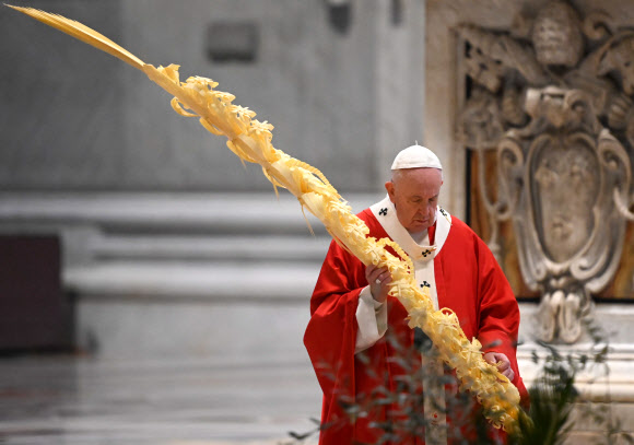 신자 없이 성지 주일 미사하는 교황