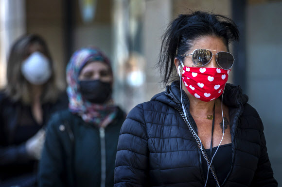 마스크 쓰고 줄 서 있는 바르셀로나 시민들