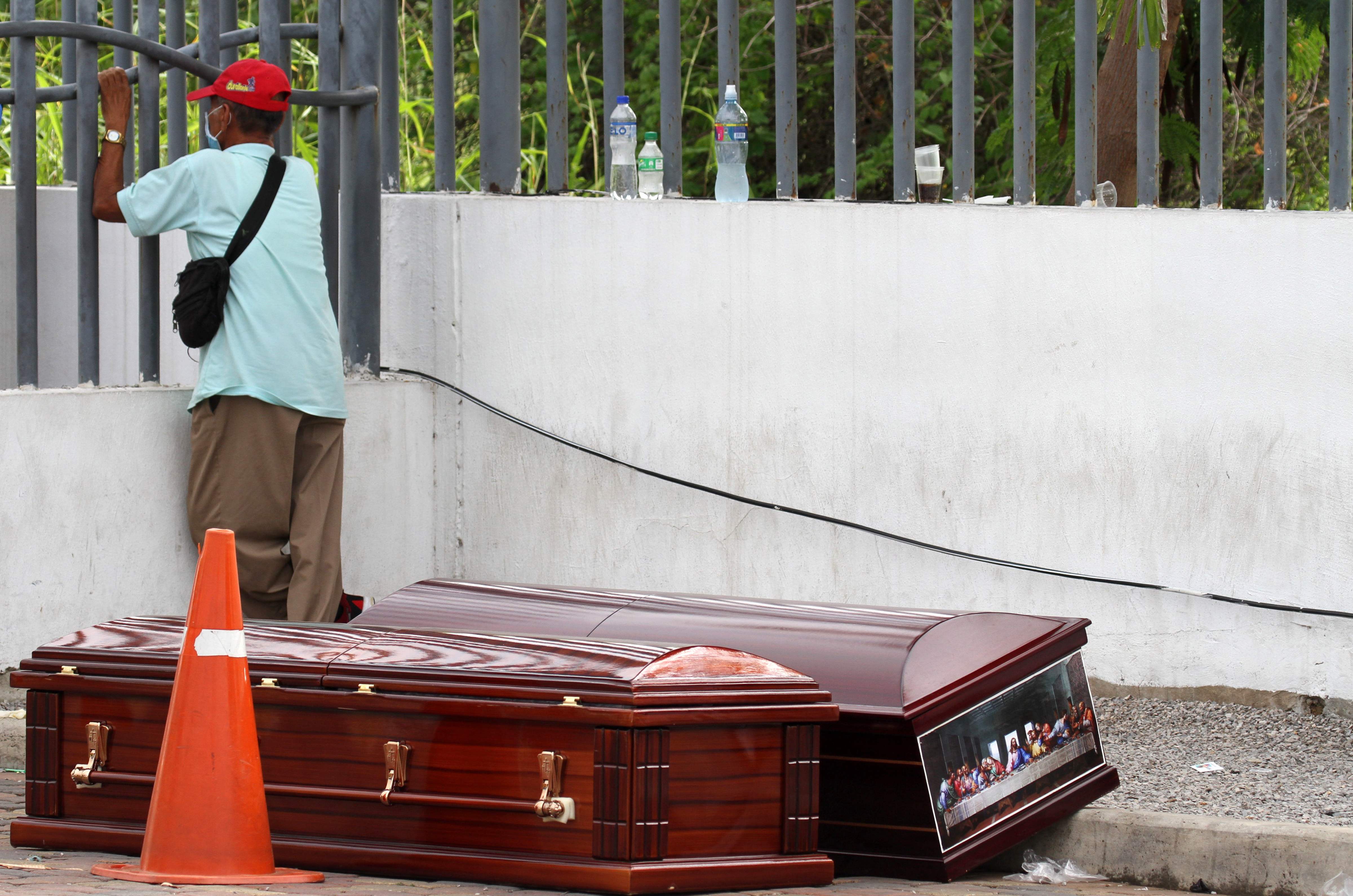 코로나19 ‘장례 대란’ 속 가족 시신 기다리는 에콰도르 주민
