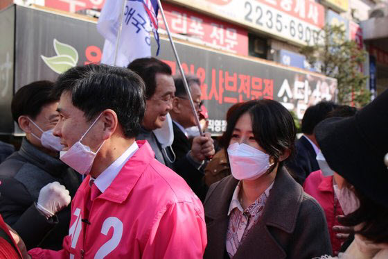 부인 심은하와 선거유세를 하고 있는 지상욱 후보. 인스타그램