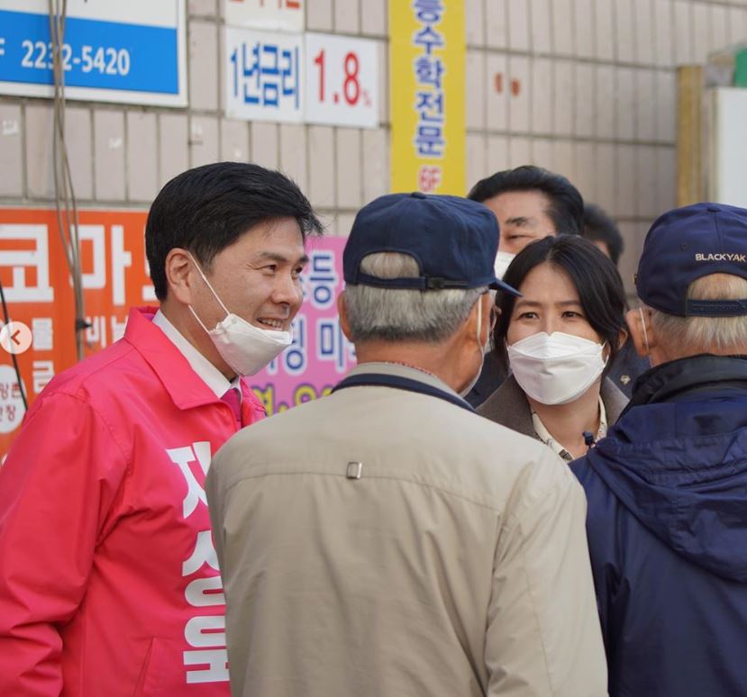 부인 심은하와 선거유세를 하고 있는 지상욱 후보. 인스타그램