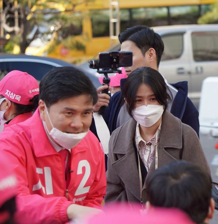 부인 심은하와 선거유세를 하고 있는 지상욱 후보. 인스타그램