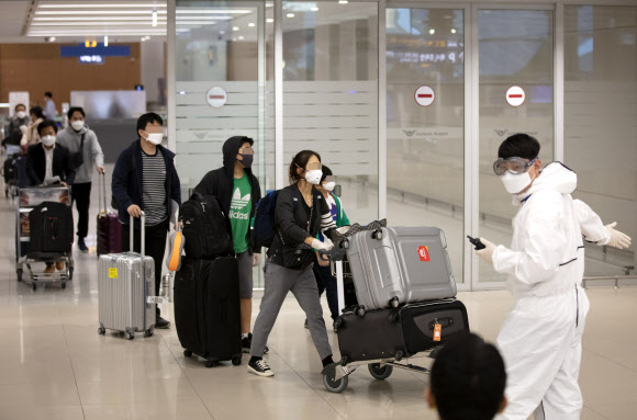 6일 오전 특별기편으로 귀국한 인도 뉴델리 지역 교민 220여명 등이 인천국제공항 2터미널을 통해 입국하고 있다. 2020.4.6  연합뉴스