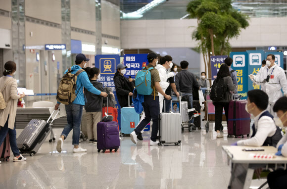 6일 오전 특별기편으로 귀국한 인도 뉴델리 지역 교민 220여명 등이 인천국제공항 2터미널을 통해 입국하고 있다. 2020.4.6  연합뉴스