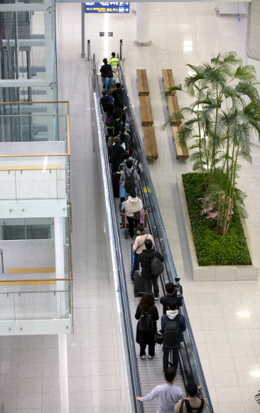 6일 오전 특별기편으로 귀국한 인도 뉴델리 지역 교민 220여명 등이 인천국제공항 2터미널을 통해 입국 후 버스 탑승을 위해 이동하고 있다. 2020.4.6  연합뉴스