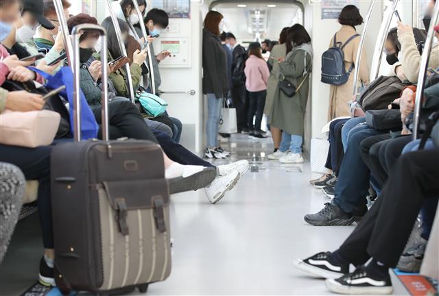 6일 오전 대구도시철도 3호선 전동차에 출근길 시민들이 빈 좌석 없이 빼곡히 앉아 정부의 신종 코로나바이러스 감염증(코로나19) 확산을 막기 위한 사회적 거리두기 2주 연장을 무색하게 하고 있다.  대구도시철도공사는 전동차 바닥에 안내선을 표시하는 등 ‘좌석 한 칸 띄워 앉기’ 캠페인을 펼치며 사회적 거리두기 실천을 유도하고 있지만 시민들의 경각심은 이미 느슨해져 확진자 폭증이 우려되고 있다. 2020.4.6 뉴스1
