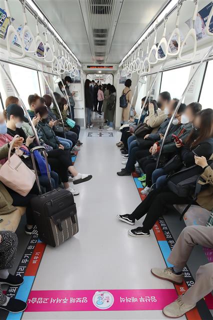 6일 오전 대구도시철도 3호선 전동차에 출근길 시민들이 빈 좌석 없이 빼곡히 앉아 정부의 신종 코로나바이러스 감염증(코로나19) 확산을 막기 위한 사회적 거리두기 2주 연장을 무색하게 하고 있다.  대구도시철도공사는 전동차 바닥에 안내선을 표시하는 등 ‘좌석 한 칸 띄워 앉기’ 캠페인을 펼치며 사회적 거리두기 실천을 유도하고 있지만 시민들의 경각심은 이미 느슨해져 확진자 폭증이 우려되고 있다. 2020.4.6 뉴스1