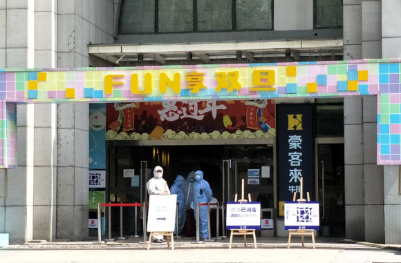 중국 당국이 오는 8일 중국 최대 코로나19 피해 지역인 후베이성 우한에 대한 봉쇄를 해제할 예정인 가운데 4일 우한 시내 상가가 소독 작업을 하고 있다. 2020.4.6  독자 제공