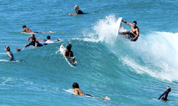 코로나19 확산으로 이동제한 명령이 내려진 가운데 6일(현지시간) 호주 퀸즐랜드주 골드코스트 바닷가에 많은 사람들이 서핑을 즐기고 있다. EPA 연합뉴스