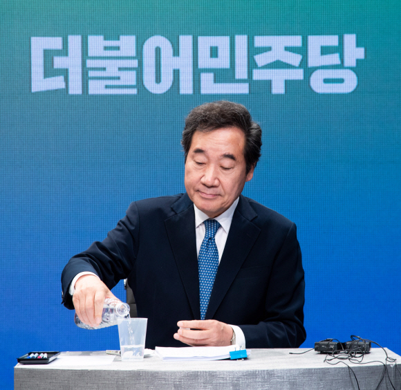 제 21대 총선 종로에 출마한 더불어민주당 이낙연 후보가 6일 오후 서울 강서구  한 방송제작센터에서 종로구 선관위 주최 토론회를 준비하고 있다. 국회사진기자단