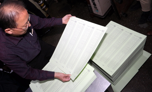 6일 오후 서울 중구 한 인쇄소에서 한 관계자가 인쇄된 제21대 국회의원 선거 투표용지를 확인하고 있다. 2020.4.6  오장환 기자 5zzang@seoul.co.kr
