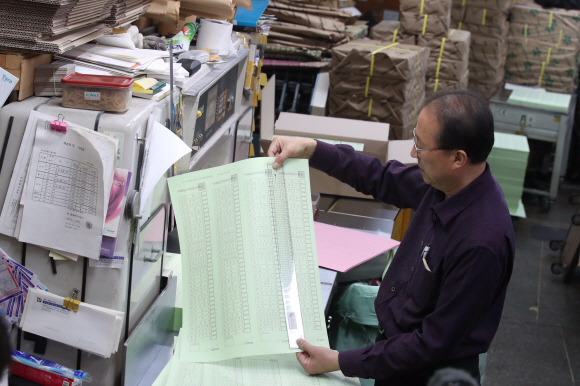 6일 오후 서울 중구 한 인쇄소에서 한 관계자가 인쇄된 제21대 국회의원 선거 투표용지를 확인하고 있다. 2020.4.6 오장환 기자 5zzang@seoul.co.kr