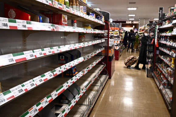 일본 정부가 코로나19 확산을 막기 위해 대도시 지역을 중심으로 ‘긴급사태’를 선언하겠다고 밝힌 6일 도쿄의 한 슈퍼마켓 식료품 선반이 주민들의 사재기로 비어 있다. 도쿄 AFP 연합뉴스