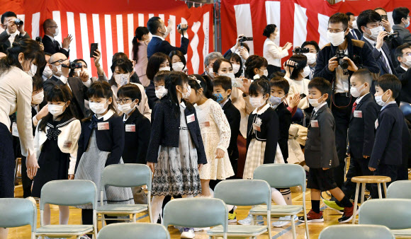 마스크 쓰고 입학식 참석한 일본 초등학생들