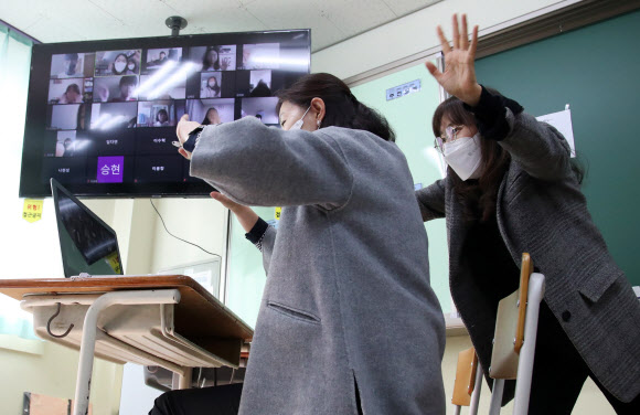 7일 오전 경기도 의왕시 갈뫼중학교에서 교사와 학생들이 출석과 원격수업 테스트를 하고 있다. 2020.4.7  연합뉴스