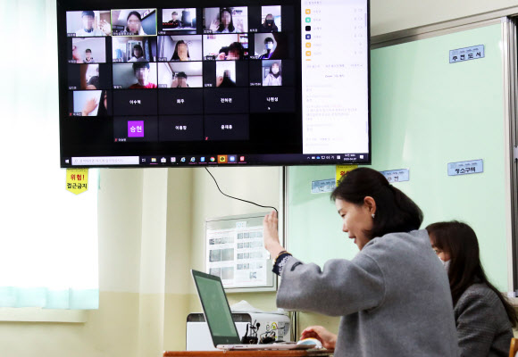 7일 오전 경기도 의왕시 갈뫼중학교에서 교사와 학생들이 출석과 원격수업 테스트를 하고 있다. 2020.4.7  연합뉴스