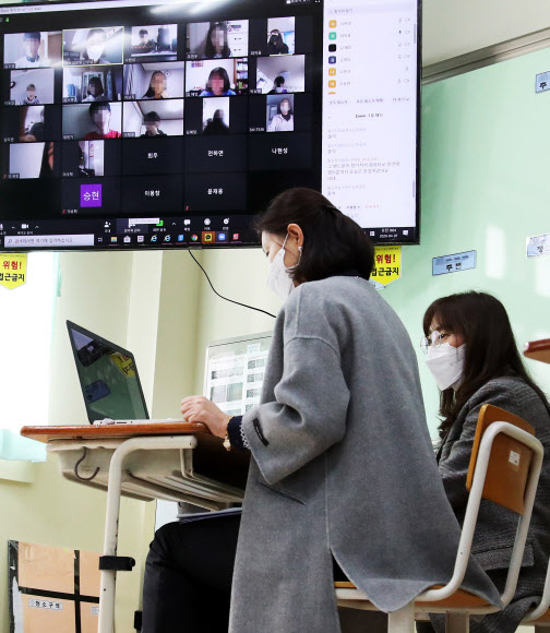 7일 오전 경기도 의왕시 갈뫼중학교에서 교사와 학생들이 출석과 원격수업 테스트를 하고 있다. 2020.4.7  연합뉴스