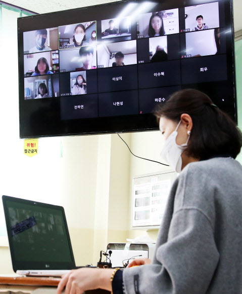 7일 오전 경기도 의왕시 갈뫼중학교에서 교사와 학생들이 출석과 원격수업 테스트를 하고 있다. 2020.4.7  연합뉴스