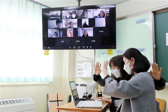 고3·중3 온라인 개학을 이틀 앞둔 7일 오전 경기도 의왕시 갈뫼중학교에서 교사들이 학생들의 온라인 출석 및 원격수업 테스트를 하고 있다. 2020.4.7 뉴스1