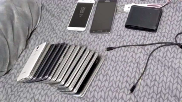 지난 2일 경기북부지방경찰청이 채팅앱 ‘디스코드’에서 아동·청소년 성착취물을 유포하는 채널을 운영한 혐의를 받고 있는 20대 대학생을 경북지역의 자택에서 검거하면서 압수한 휴대전화들. 2020.4.7  경기북부지방경찰청 제공