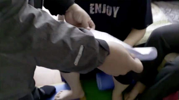 지난 2일 경기북부지방경찰청이 채팅앱 ‘디스코드’에서 아동·청소년 성착취물을 유포하는 채널을 운영한 20대 대학생을 경북지역의 자택에서 검거하면서 죄명에 대해 고지하고 있다. 2020.4.7  경기북부지방경찰청 제공