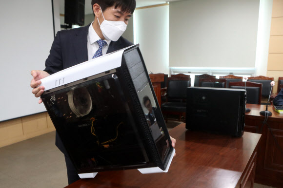 7일 경기도 의정부시 금오동 경기북부지방경찰청에서 열린 인터넷 메신저 ‘디스코드’ 성착취물 채널 운영자 및 유포자 검거 브리핑에서 디지털성범죄 특별수사단이 압수물품을 공개하고 있다. 2020.4.7  연합뉴스