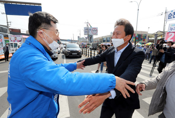 임종석 전 대통령 비서실장(오른쪽)이 7일 오전 전남 순천시 풍덕동 아랫장을 찾아 소병철 순천·광양·곡성·구례 갑 후보와 포옹을 하고 있다. 2020.4.7  연합뉴스