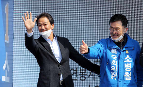 임종석 전 대통령 비서실장(왼쪽)이 7일 오전 전남 순천시 풍덕동 아랫장을 찾아 소병철 순천·광양·곡성·구례 갑 후보와 함께 인사를 하고 있다. 2020.4.7  연합뉴스