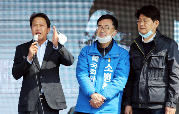 임종석 전 대통령 비서실장(왼쪽)이 7일 오전 전남 순천시 풍덕동 아랫장을 찾아 소병철 순천·광양·곡성·구례 갑 후보(가운데)와 서갑원 민주당 돌봄경제특별위원장과 지원 유세를 펼치고 있다. 2020.4.7  연합뉴스