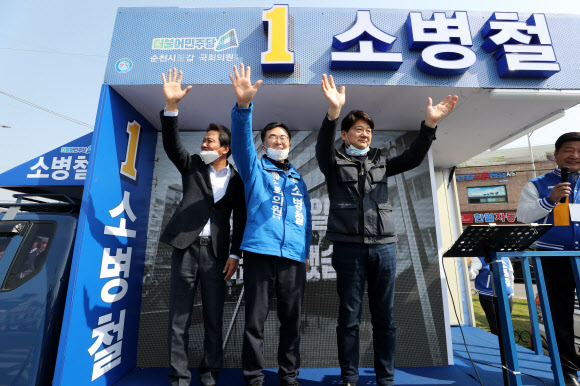 임종석 전 대통령 비서실장(왼쪽)이 7일 오전 전남 순천시 풍덕동 아랫장을 찾아 소병철 순천·광양·곡성·구례 갑 후보(가운데)와 서갑원 민주당 돌봄경제특별위원장과 함께 인사를 하고 있다. 2020.4.7  연합뉴스