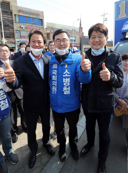 임종석 전 대통령 비서실장(왼쪽)이 7일 오전 전남 순천시 풍덕동 아랫장을 찾아 소병철 순천·광양·곡성·구례 갑 후보(가운데)와 서갑원 민주당 돌봄경제특별위원장과 함께 포즈를 취하고 있다. 2020.4.7  연합뉴스