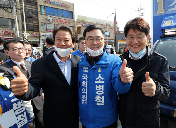 임종석 전 대통령 비서실장(왼쪽)이 7일 오전 전남 순천시 풍덕동 아랫장을 찾아 소병철 순천·광양·곡성·구례 갑 후보(가운데)와 서갑원 민주당 돌봄경제특별위원장과 함께 포즈를 취하고 있다. 2020.4.7  연합뉴스
