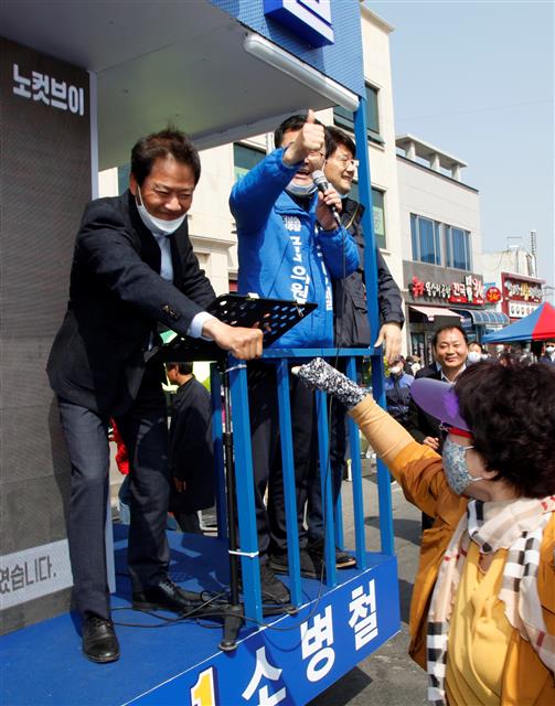 7일 소병철 전남 순천·광양·곡성·구례갑 국회의원 후보를 지원하기 위해 전남 순천시 아랫장을 방문한 임종석 전 청와대 비서실장이 유세차량에서 순천시민과 주먹을 맞대며 인사하고 있다.2020.4.7 뉴스1