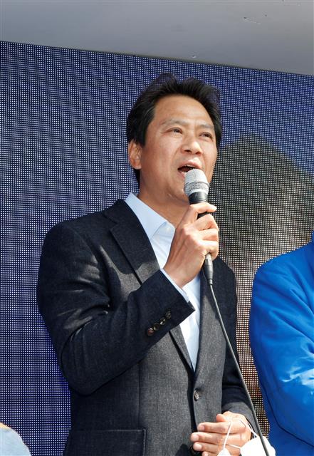 7일 소병철 전남 순천·광양·곡성·구례갑 국회의원 후보를 지원하기 위해 전남 순천시 아랫장을 방문한 임종석 전 청와대 비서실장이 유세차량에 올라 소 후보의 지지를 호소하고 있다.2020.4.7 뉴스1