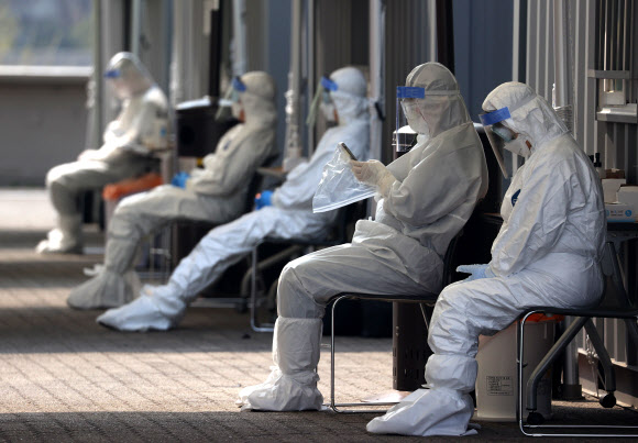 7일 오전 서울 송파구 잠실종합운동장 주경기장에 설치된 신종 코로나바이러스(코로나19) 드라이브 스루 선별진료소에서 의료진이 의자에 앉아 잠시 쉬고 있다. 2020.4.7  연합뉴스