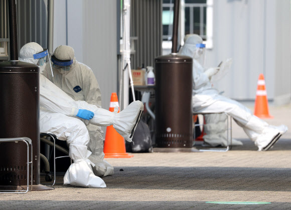 7일 오전 서울 송파구 잠실종합운동장 주경기장에 설치된 신종 코로나바이러스(코로나19) 드라이브 스루 선별진료소에서 의료진이 방호복을 점검하고 있다. 2020.4.7 연합뉴스