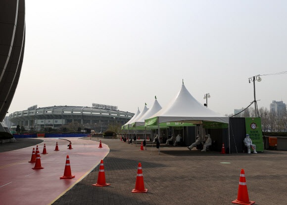 7일 오전 서울 송파구 잠실종합운동장 주경기장에 설치된 신종 코로나바이러스(코로나19) 드라이브 스루 선별진료소에서 의료진이 잠시 쉬고 있다. 2020.4.7  연합뉴스