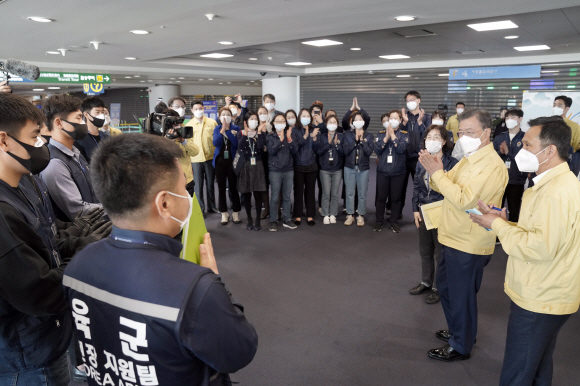문재인 대통령이 7일 인천국제공항 입국 검역소를 방문해 코로나19 방역 최일선 현장에서 근무하고 있는 인천공항 검역소 관계자를 비롯한 관계부처 직원들을 격려하고 있다. 2020.4.7  청와대 제공