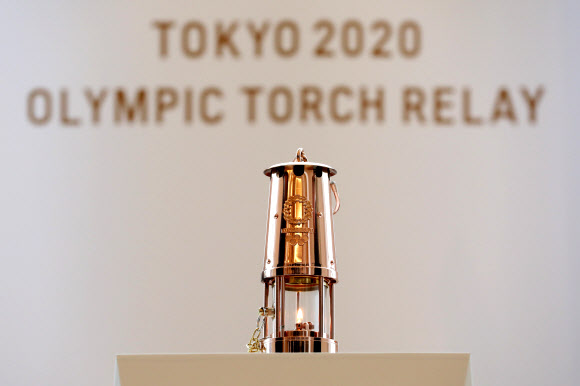 도쿄올림픽 1년 연기로 봉송이 취소된 올림픽 성화가 일본 후쿠시마현 J빌리지 앞에 지난 2일부터 전시돼 있는 모습. 이 성화는 오는 30일까지 전시된다. 후쿠시마 신화 연합뉴스