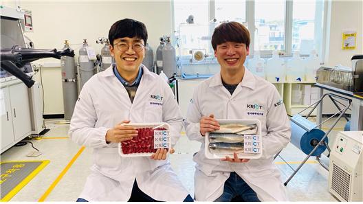 오동엽(왼쪽), 최세진 박사가 이번에 개발한 ‘저온유통 안심스티커’를 부착한 식재료를 들고 있다. 한국화학연구원 제공