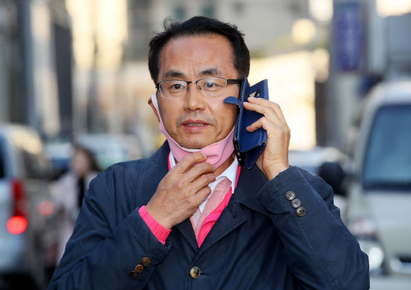 당사 앞에서 통화하는 관악갑 후보 김대호