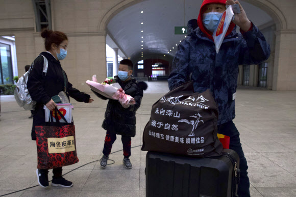 신종 코로나바이러스 감염증(코로나19) 진원지였던 중국 후베이성 우한이 8일 봉쇄 조치를 공식적으로는 해제한 가운데 우한을 빠져나가는 사람들로 도시가 분주한 모습을 보이고 있다. AP 연합뉴스