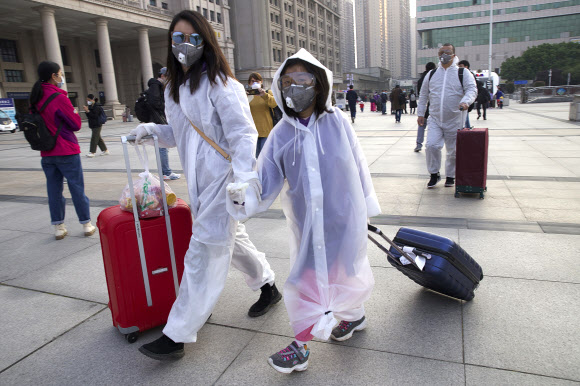 신종 코로나바이러스 감염증(코로나19) 진원지였던 중국 후베이성 우한이 8일 봉쇄 조치를 공식적으로는 해제한 가운데 우한을 빠져나가는 사람들로 도시가 분주한 모습을 보이고 있다. AP 연합뉴스