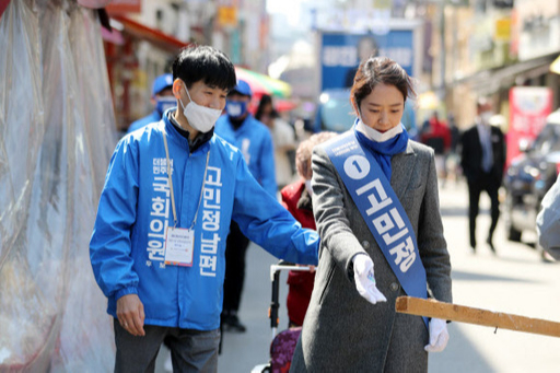 21대 국회의원선거 서울 광진구을에 출마한 더불어민주당 고민정 후보가 5일 오후 서울 광진구 자양전통시장 인근에서 남편 조기영 시인과 함께 유세하고 있다.  연합뉴스